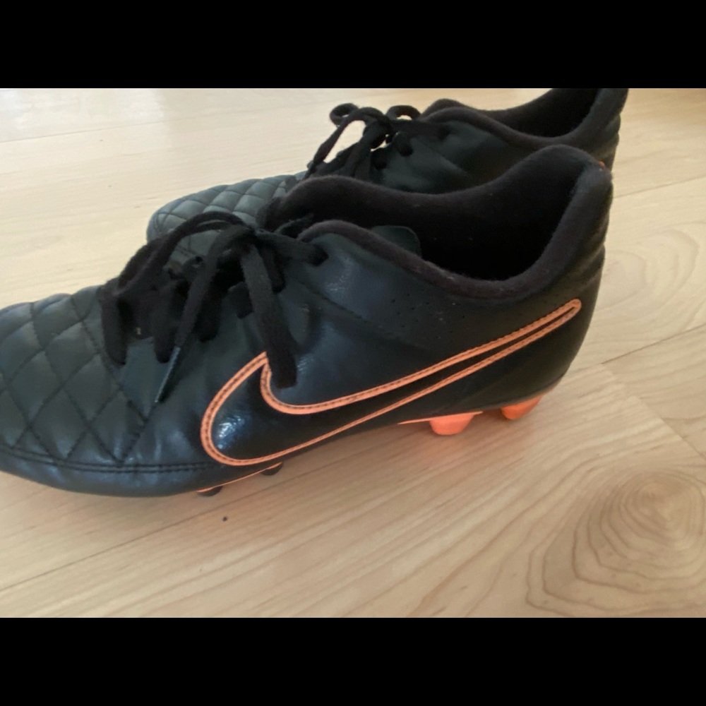 Nike size 8.5 medium women’s soccer cleats